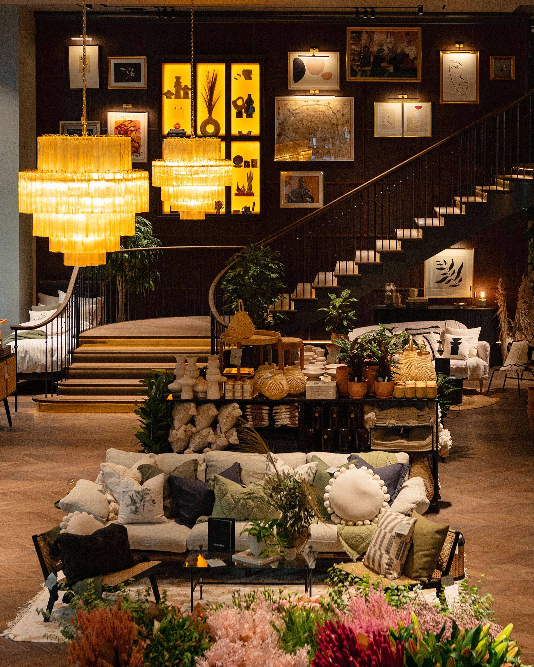 Murano-glass-chandelier-h-and-m-home-concept-store-Paris-Pure-white-lines